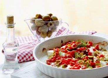 Тилапия с маслини и домати